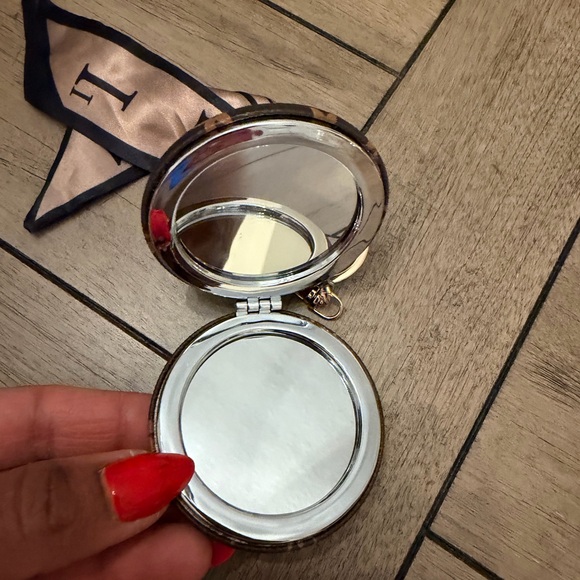 Compact mirror - Picture 2 of 3